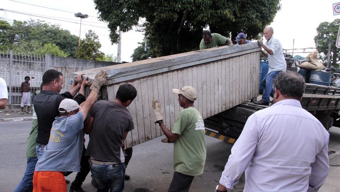 Estabelecimento é lacrado por usar calçada como depósito de recicláveis e inservíveis