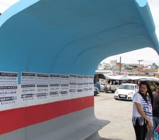 Fiscalização atua contra a divulgação ilegal de cartazes em ponto de ônibus