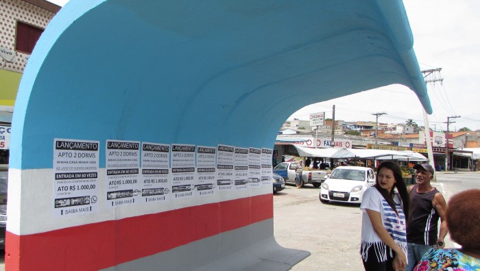 Fiscalização atua contra a divulgação ilegal de cartazes em ponto de ônibus