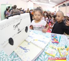 Alunos da rede municipal de ensino recebem kits escolares