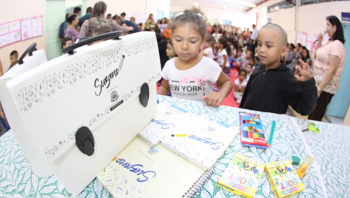 Alunos da rede municipal de ensino recebem kits escolares