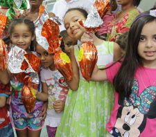 Fundo Social inicia entrega de ovos de chocolate a 1,6 mil crianças