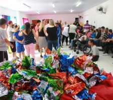 Fundo Social entrega ovos de chocolate no Centro de Convivência