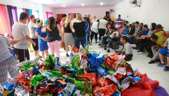 Fundo Social entrega ovos de chocolate no Centro de Convivência