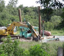 Trecho do rio Tietê em Suzano recebe serviços de desassoreamento