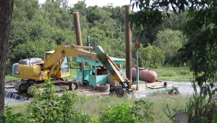 Trecho do rio Tietê em Suzano recebe serviços de desassoreamento