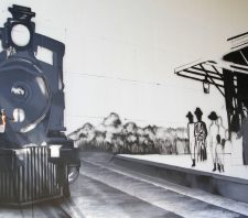 Praças passam por revitalização e viaduto ganha painel artístico