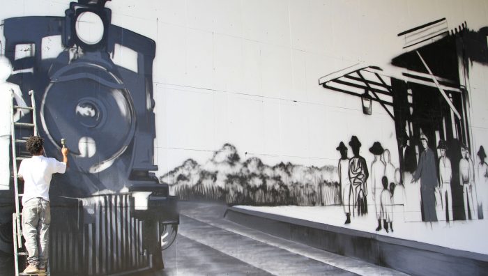 Praças passam por revitalização e viaduto ganha painel artístico