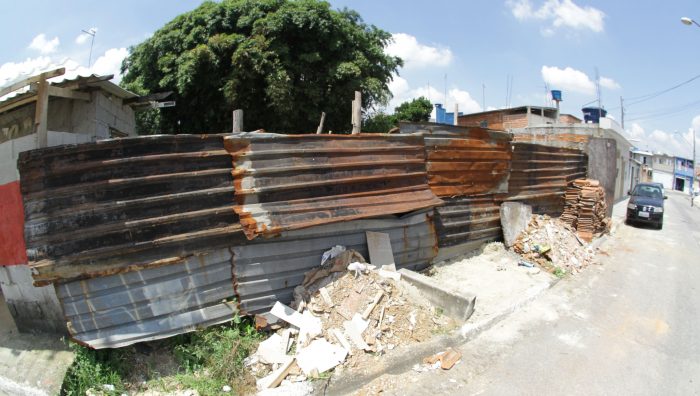 Fiscais de Posturas autuam invasor de área pública no Jardim Leymar