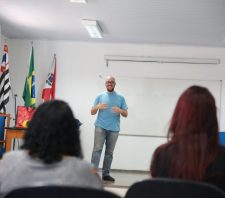 Membros da Frente de Trabalho participam de palestras sobre violência contra a mulher