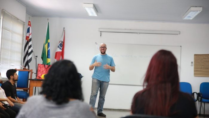 Membros da Frente de Trabalho participam de palestras sobre violência contra a mulher