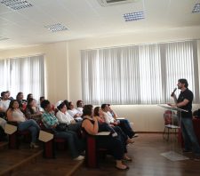Saúde faz palestra sobre tuberculose com servidores da rede municipal
