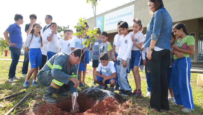 Alunos aprendem sobre meio ambiente durante visita à ETA Taiaçupeba