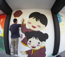 Projeto Arte Pública revitaliza muros de escola no centro de Suzano