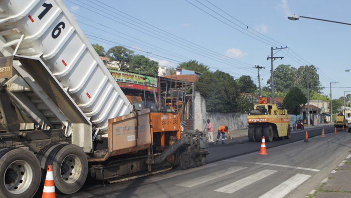 Avenida Francisco Marengo começa a receber novo asfalto