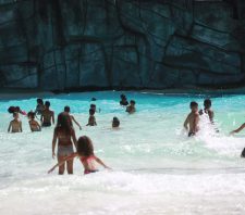 Fundo Social de Suzano leva 400 crianças para parque aquático