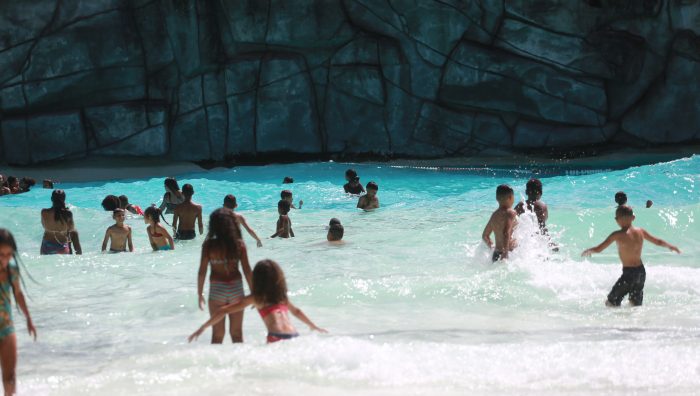 Fundo Social de Suzano leva 400 crianças para parque aquático