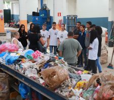 Estudantes conhecem funcionamento da Central de Triagem