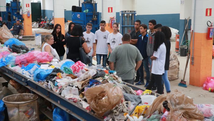 Estudantes conhecem funcionamento da Central de Triagem