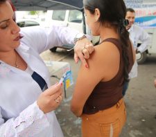 Vacinação contra a gripe atinge metade do público-alvo em um mês de campanha