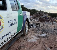 GCM e Cetesb flagram descarte de entulho às margens do rio Guaió