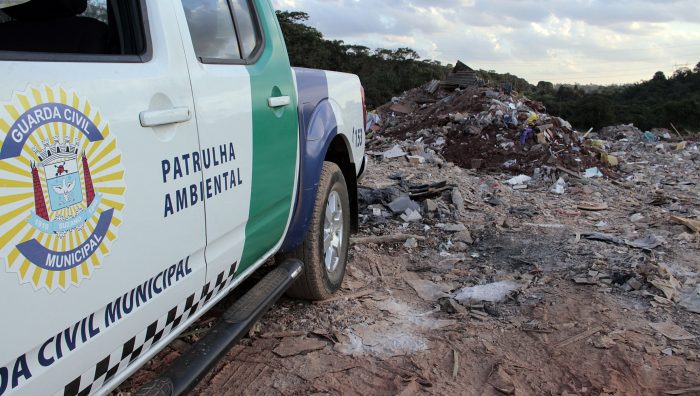 GCM e Cetesb flagram descarte de entulho às margens do rio Guaió