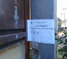 Fiscais de Posturas multam responsável por baile funk em Suzano