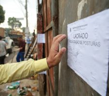 Fiscais voltam a fechar ferro-velho irregular no Parque Maria Helena