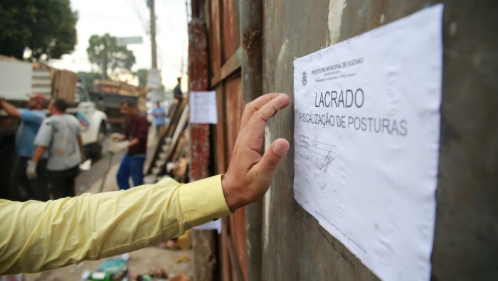 Fiscais voltam a fechar ferro-velho irregular no Parque Maria Helena