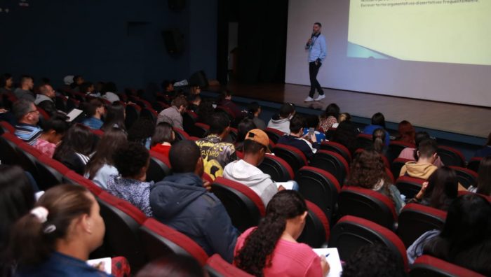 Mais de 200 estudantes participam da primeira aula do programa Prepara Enem