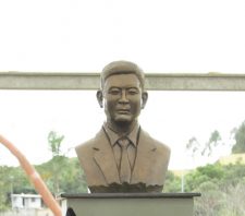 Ex-prefeito Pedro Miyahira é homenageado com busto na Praça Sol Nascente