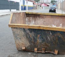 Meio Ambiente reforça às empresas de caçamba prazo final para padronização
