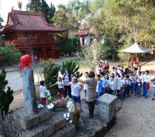 Crianças visitam imóveis históricos de origem nipônica em Suzano