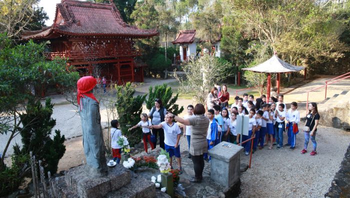 Crianças visitam imóveis históricos de origem nipônica em Suzano