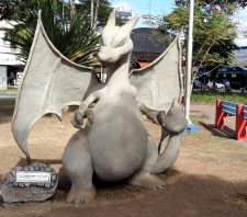 Estátuas misteriosas aparecem em praça de Suzano