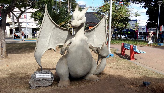 Estátuas misteriosas aparecem em praça de Suzano