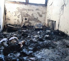 Incêndio atinge unidade de saúde durante invasão e atendimento é suspenso