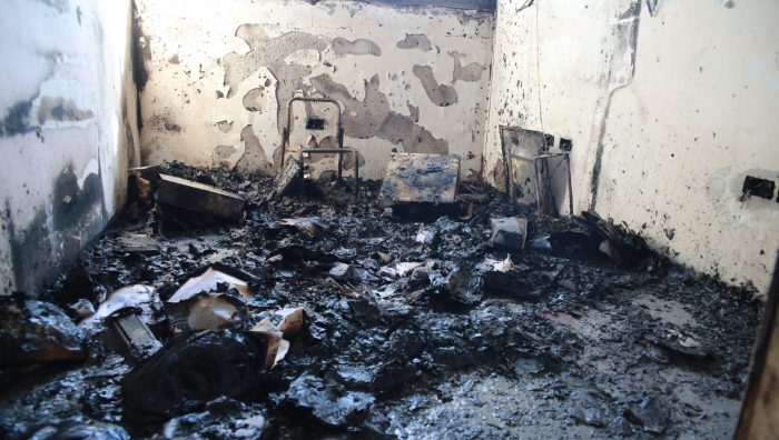 Incêndio atinge unidade de saúde durante invasão e atendimento é suspenso