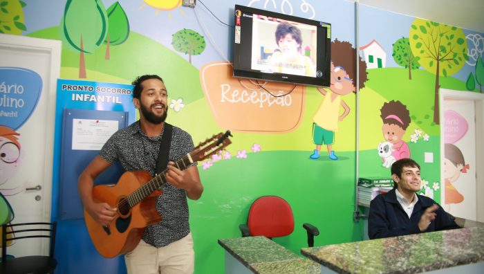 Homenagem de Dia dos Pais muda rotina no Pronto-Socorro Municipal