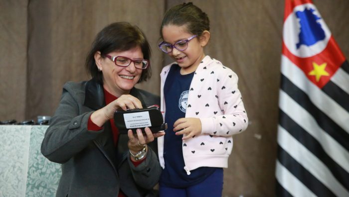 Entrega de óculos do Programa da Boa Visão tem início na rede estadual