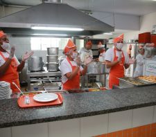 Prefeito participa do aniversário de sete anos do Bom Prato de Suzano