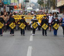 Alunos fazem caminhada no centro de Suzano pelo Dia Mundial do Pedestre