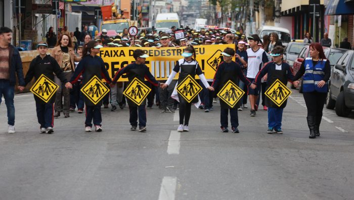 Alunos fazem caminhada no centro de Suzano pelo Dia Mundial do Pedestre