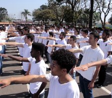 Juramento à Bandeira reúne 480 jovens no Tiro de Guerra de Suzano