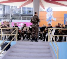 Mais de 1,5 mil pessoas passam por ação social do Exército e da Prefeitura de Suzano