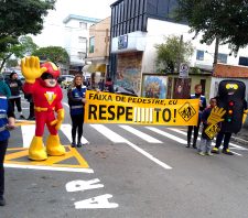 Crianças participam de atividade de conscientização de motoristas e pedestres