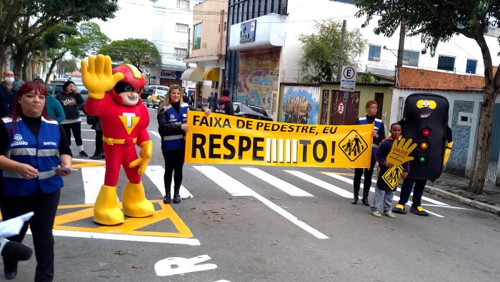Crianças participam de atividade de conscientização de motoristas e pedestres
