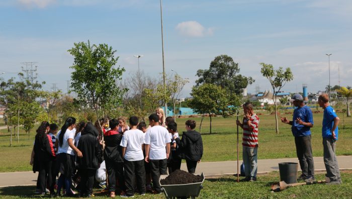 Viveiro Municipal recebe visita de 150 alunos