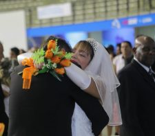 Fundo Social une 40 casais em cerimônia na Arena Suzano