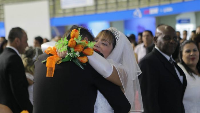 Fundo Social une 40 casais em cerimônia na Arena Suzano